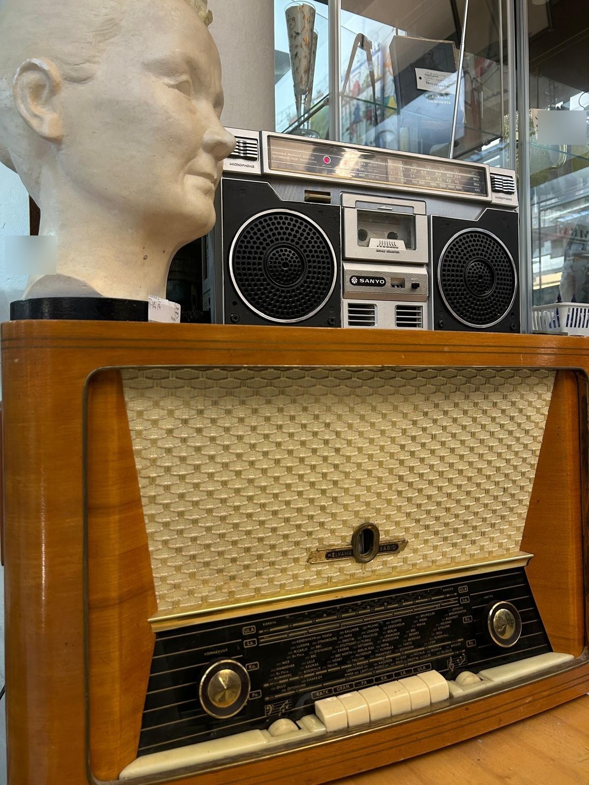 Toisen aarre — vintage-radio ja kipsirintakuva